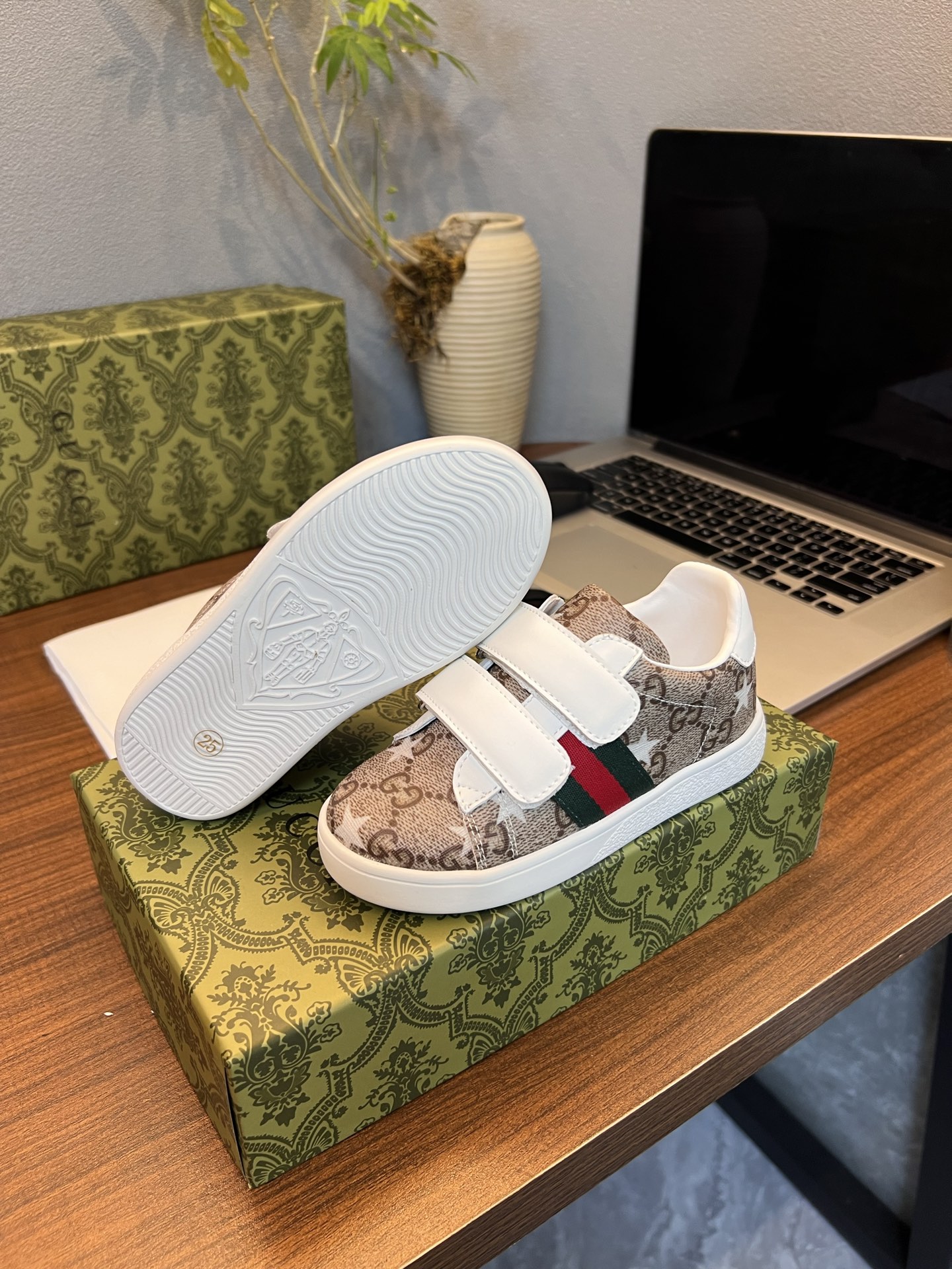 Children's shoes child
